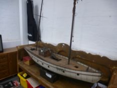 Large early 20th Century, possibly Edwardian pond yacht, 1.6m in length with original paint in