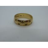 9ct yellow gold wedding band, size O, weight 3.9g