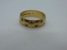 9ct yellow gold wedding band, size O, weight 3.9g