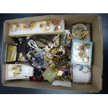 Box of vintage costume jewellery including brooches, hardstone bracelet and necklace, rings, etc