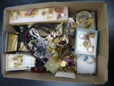 Box of vintage costume jewellery including brooches, hardstone bracelet and necklace, rings, etc