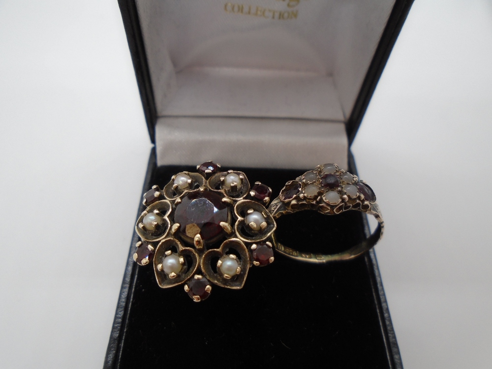 9 carat gold ring inset with a large Garnet surrounded by smaller Garnets and pearls inset in - Image 2 of 4