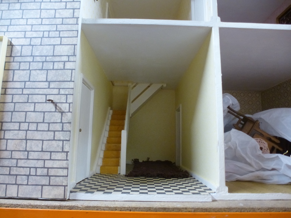 Modern dolls house and books - Image 3 of 4