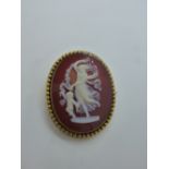 Pretty 18ct yellow gold cameo brooch depicting a woman and infant, approx. 3cm
