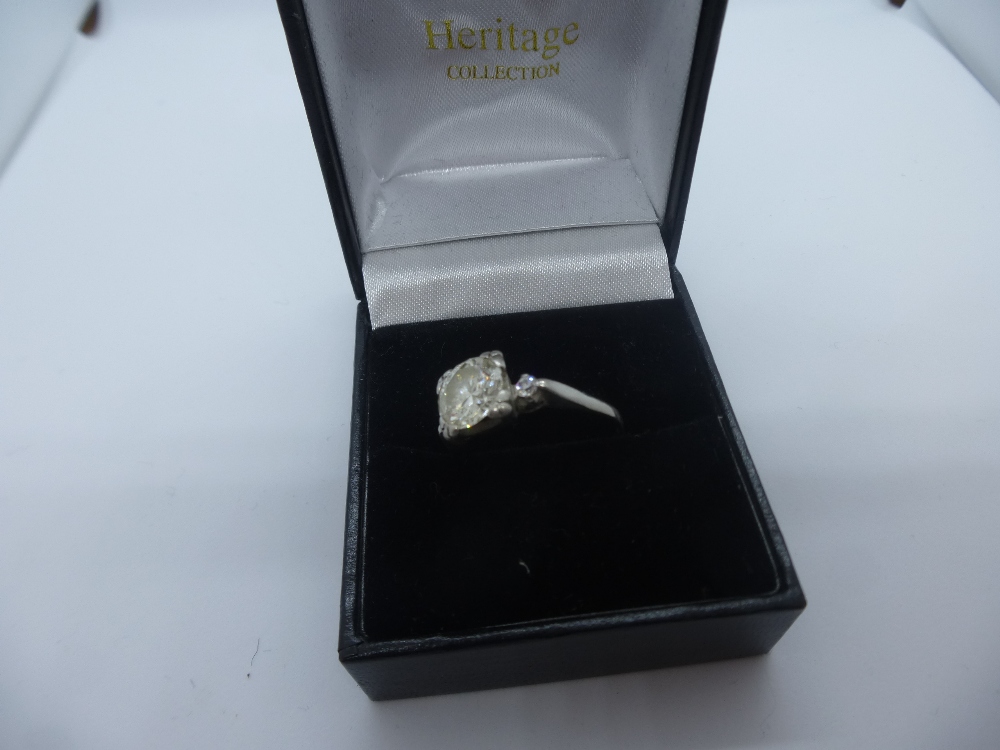 Platinum ring with central diamond, approx 1.75 CARAT, many inclusions, flanked by 2 smaller - Bild 3 aus 6