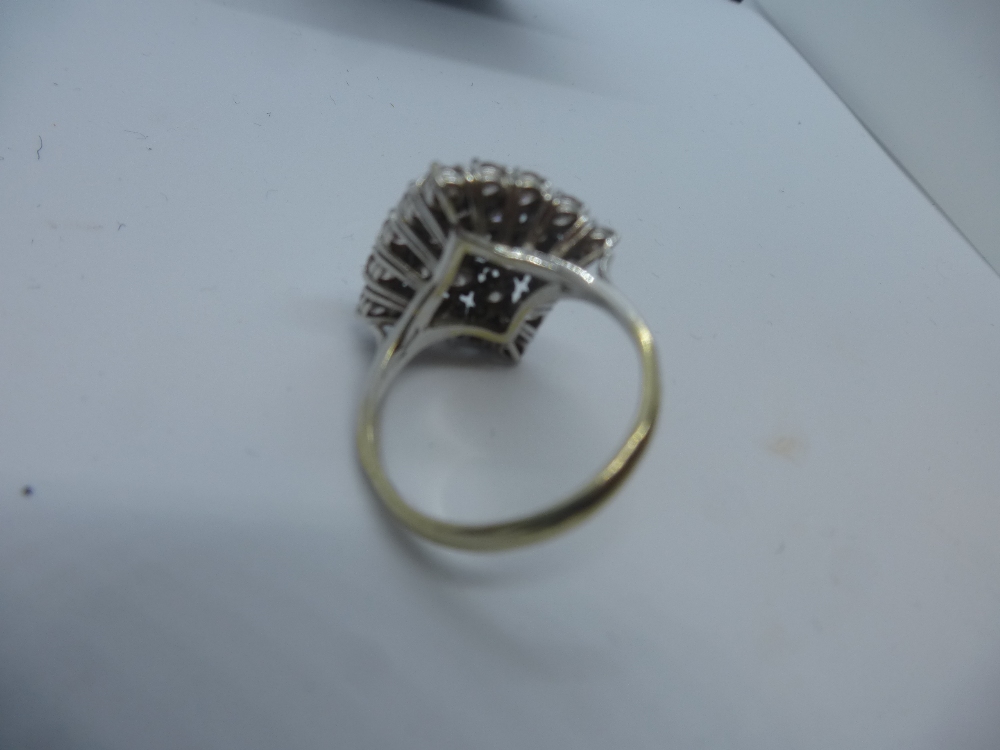 18ct two tone square cluster ring, size O, marked 750, total weight approx 5g - Bild 3 aus 3