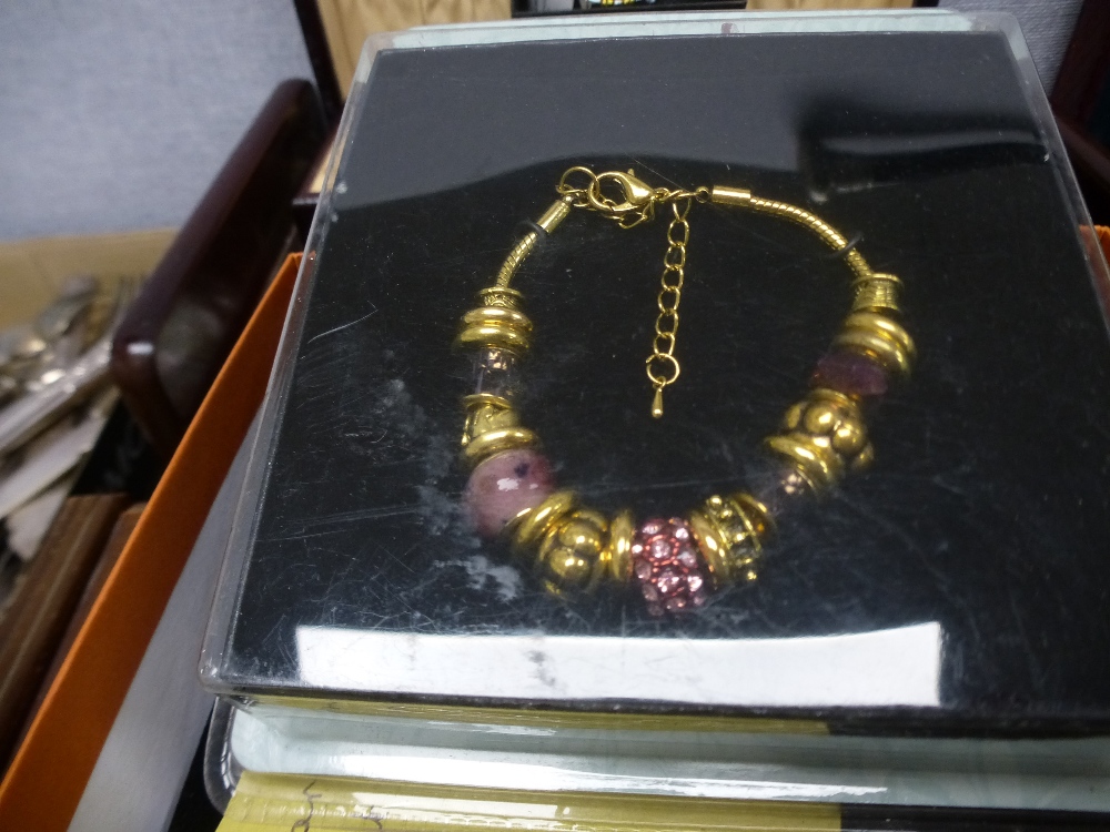 A large quantity of costume jewellery and similar - Bild 4 aus 7