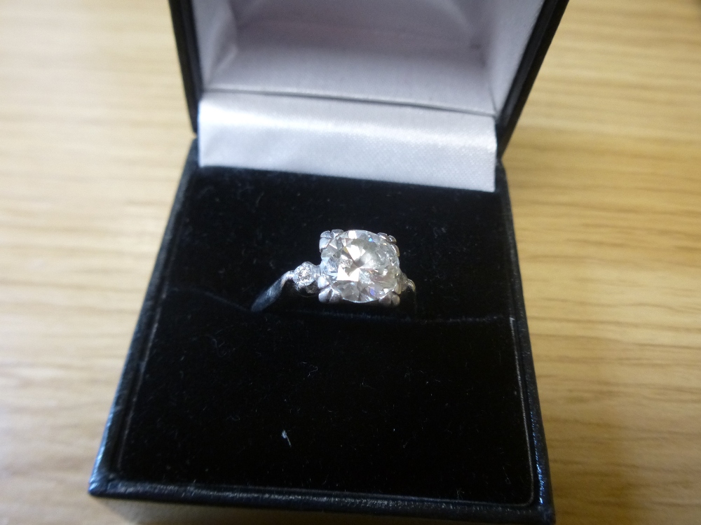 Platinum ring with central diamond, approx 1.75 CARAT, many inclusions, flanked by 2 smaller - Bild 5 aus 6