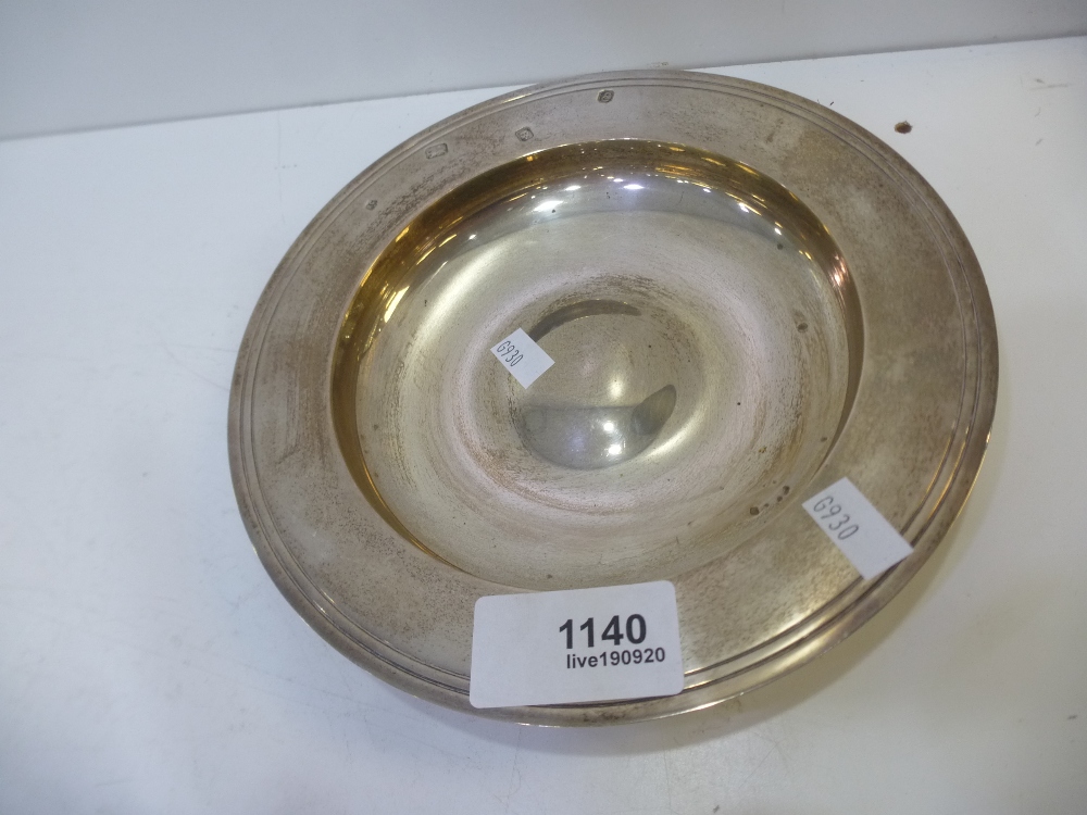 A heavy silver circle dish hallmarked London 1979, William Comyns and Sons Ltd, approx 17cm diam,