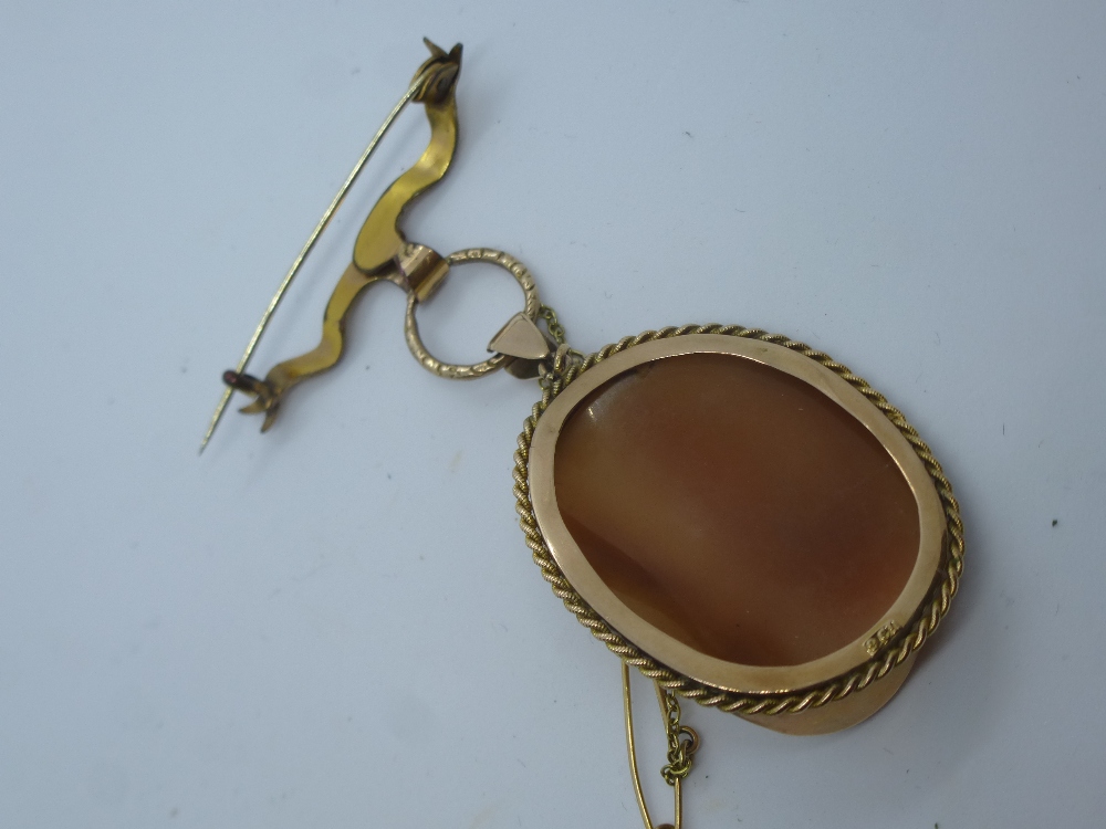 9ct yellow gold cameo pendant hung on a yellow metal bar brooch with safety chain - Image 3 of 3
