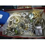 A small quantity of costume jewellery, to include a synthetic necklace