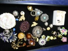 China floral brooches and sundry jewellery