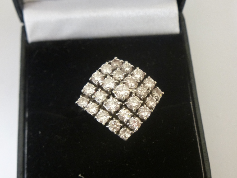 18ct two tone square cluster ring, size O, marked 750, total weight approx 5g - Bild 2 aus 3