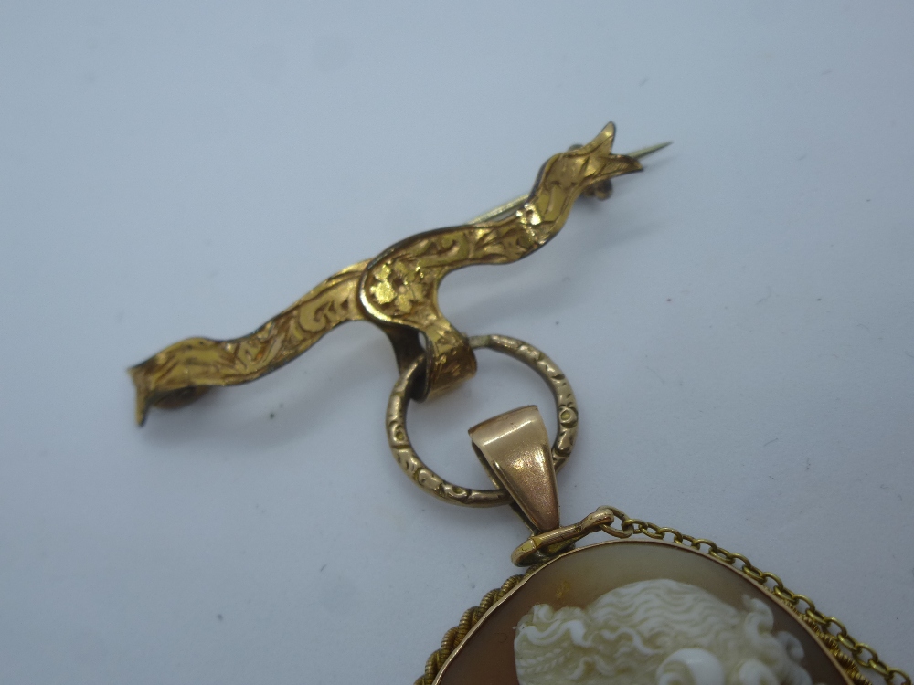 9ct yellow gold cameo pendant hung on a yellow metal bar brooch with safety chain - Image 2 of 3