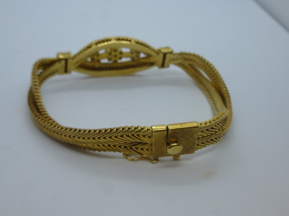 Pretty 18K yellow gold crossover bracelet with Sapphires set in a floral design, marked 750, total - Bild 3 aus 3