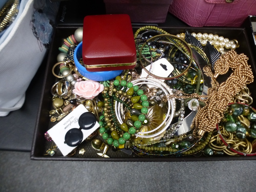 A large quantity of costume jewellery and similar - Bild 6 aus 7