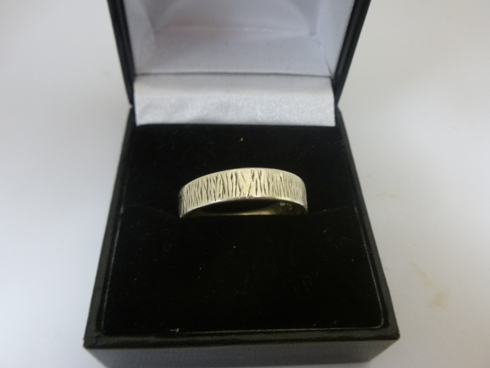9ct white gold wedding band marked 375, size S, weight approx 3.9g