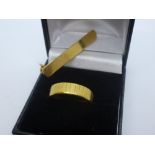 18ct yellow gold wedding band marked 18, size R, plus 18ct yellow bar brooch marked 750, total