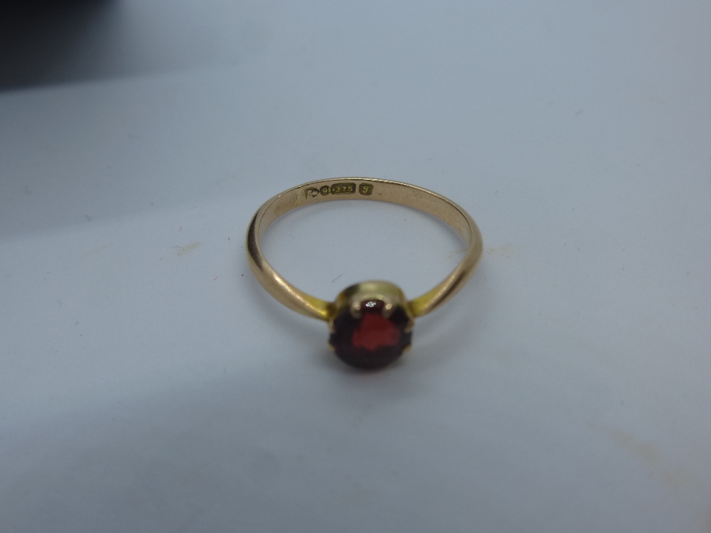 9ct rose gold ring, set with a garnet, size J/K - Image 2 of 3