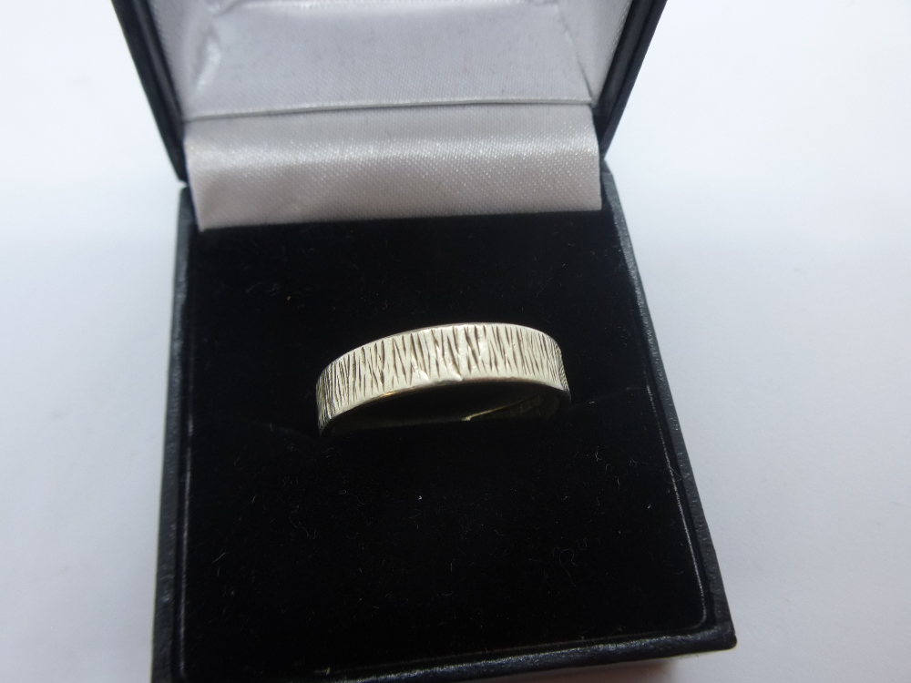 9ct white gold wedding band marked 375, size S, weight approx 3.9g - Bild 3 aus 3