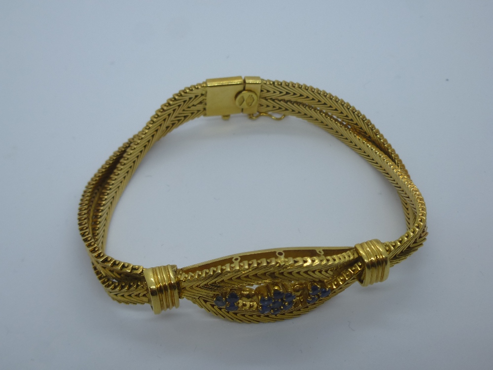 Pretty 18K yellow gold crossover bracelet with Sapphires set in a floral design, marked 750, total - Bild 2 aus 3