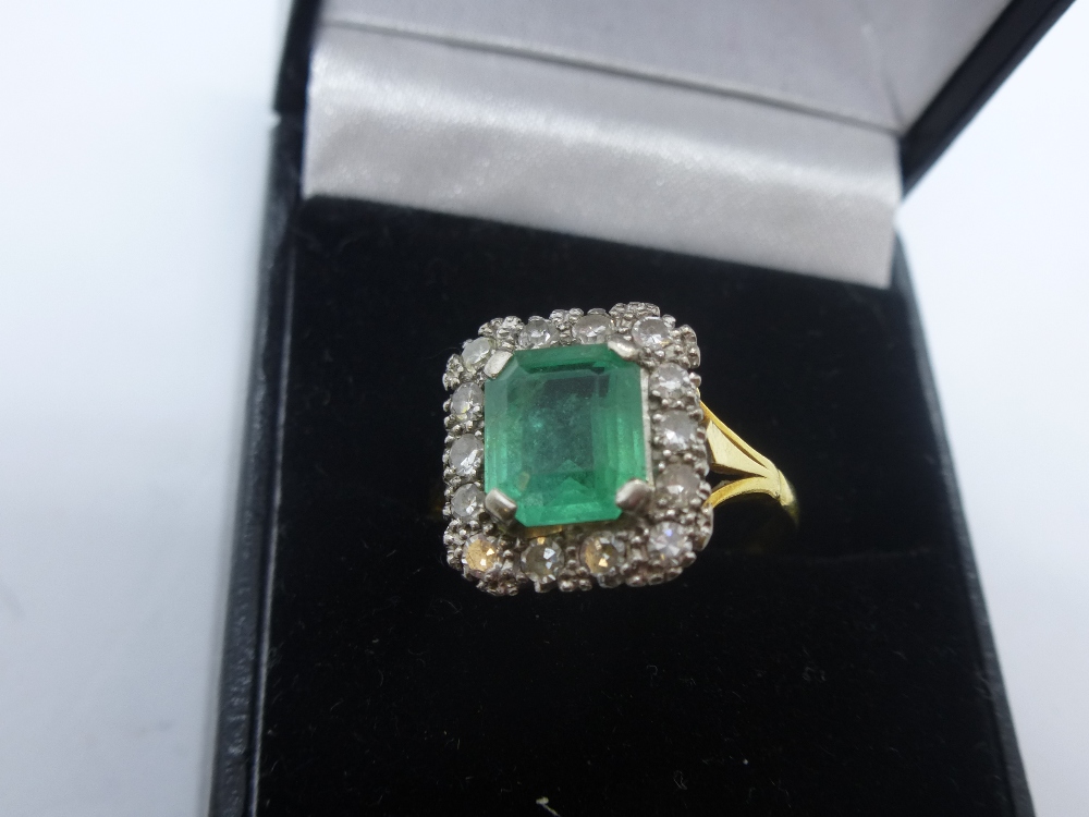 18ct yellow gold ring with cushion set emerald surrounded by diamonds, marked 18, size S, total - Image 2 of 3