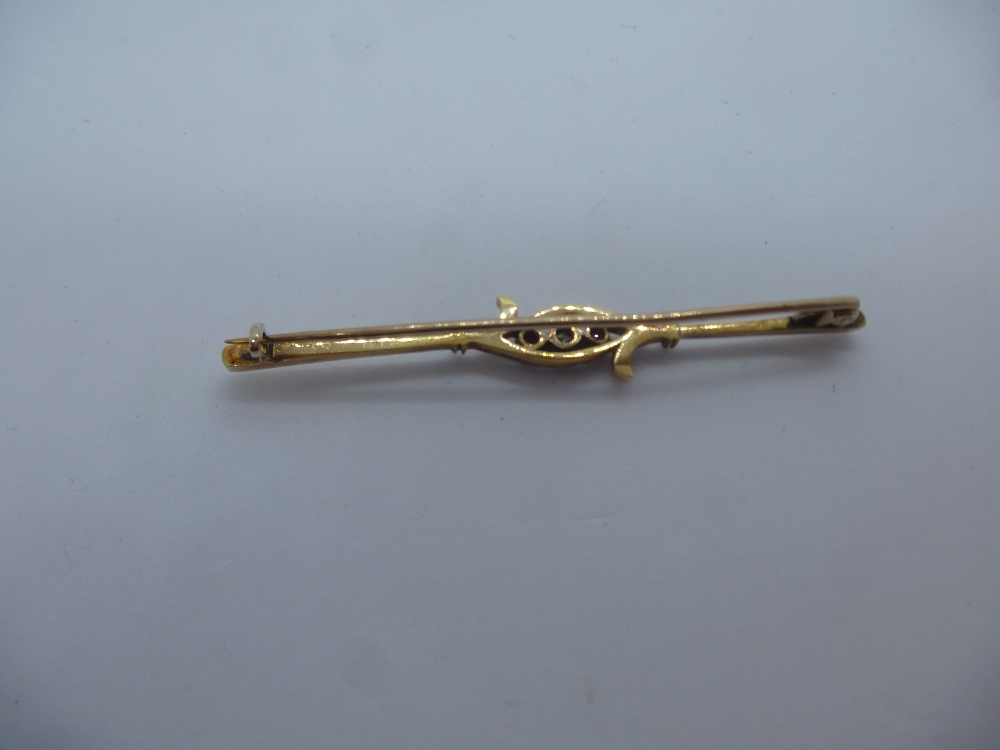 Unmarked yellow metal bar brooch with central diamond flanked with rubies, unmarked, pin slightly - Bild 2 aus 2