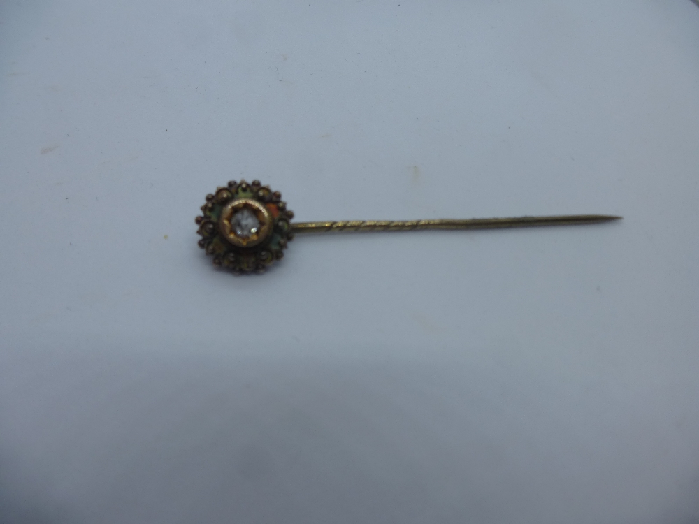 15ct yellow gold Victorian stick pin with floral head and a central diamond, marked 15ct 1.6g in a - Bild 2 aus 3