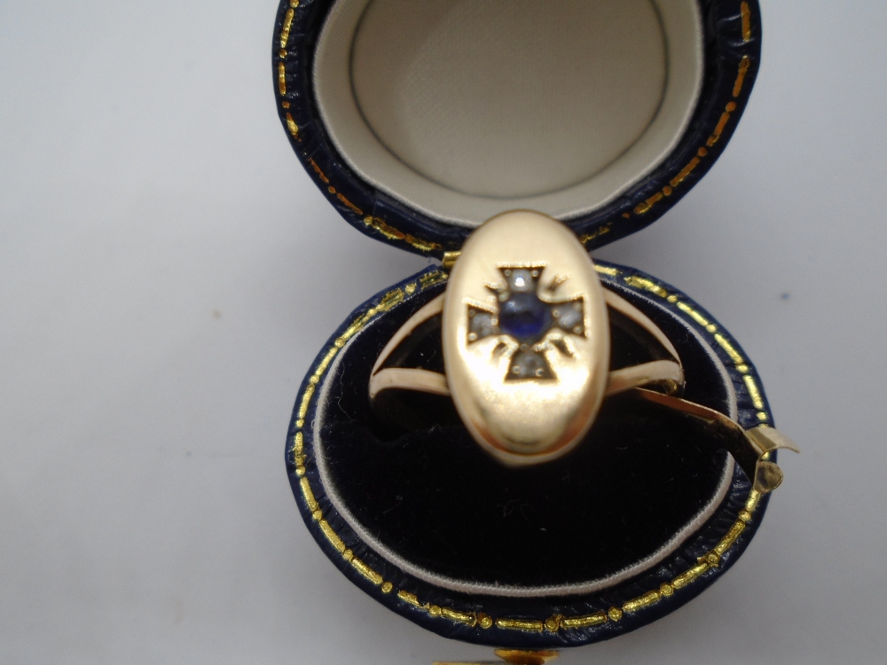 Unmarked yellow metal signet ring with sapphire and four small diamonds, size M, weight approx 2.8g, - Bild 3 aus 3