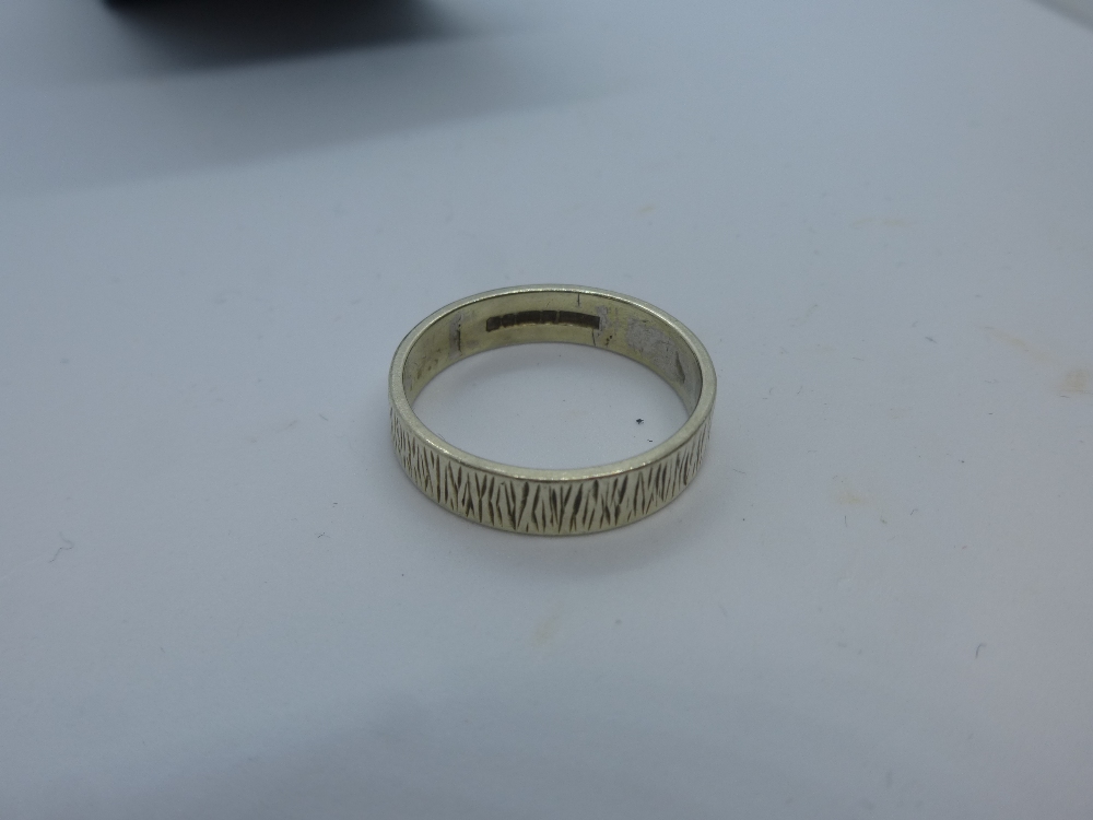 9ct white gold wedding band marked 375, size S, weight approx 3.9g - Bild 2 aus 3