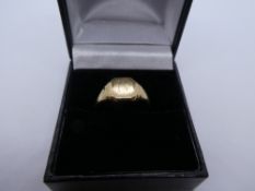 9ct yelllow gold signet ring, size L, marked 375, weight approx 3.5g