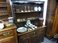 A reproduction oak dresser and rackback, 123 cms