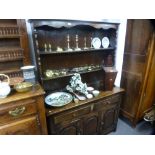 A reproduction oak dresser and rackback, 123 cms