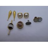 Yellow metal bar brooch, pair of yellow metal pendants, yellow metal locket, etc