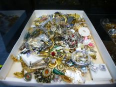 A tray of costume jewellery