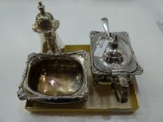 Two silver Edwardian salts with a silver spoon and one lidded, with one pepper. Salts on four lion