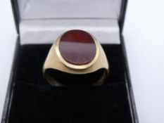 9ct yellow gold gent's signet ring, set with oval agate, size W, marked 375, gross weight approx 5.