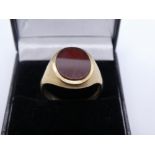 9ct yellow gold gent's signet ring, set with oval agate, size W, marked 375, gross weight approx 5.