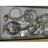 A mixed lot containing silver items, silver plate and white metal pieces. Silver items