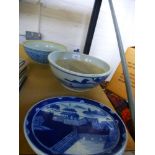 A Chinese blue and white bowl, two small platters and other items - 5
