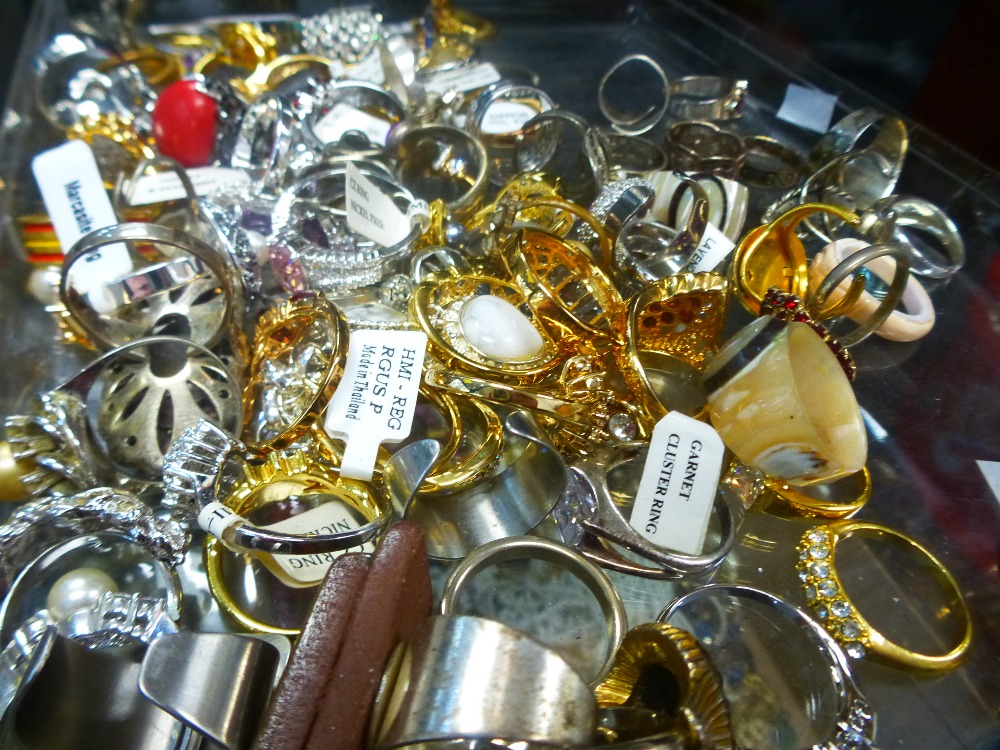 A tray of costume rings and similar - Image 2 of 2