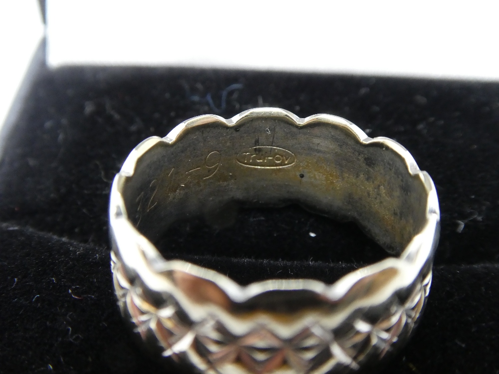 18ct white gold band, marked 18, size N, weight approx 5.6g - Image 2 of 3
