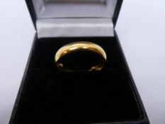 22ct yellow gold wedding band, marked 22, size M, weight approx 4g