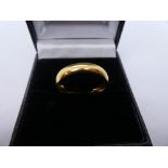 22ct yellow gold wedding band, marked 22, size M, weight approx 4g