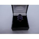 Yellow metal ring set with cabochon amethyst, size M