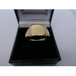 9ct yellow gold gent's signet ring, size Y, marked 6g