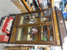 Inlaid display cabinet with glazed doors, with key and 2 small drawers on legs