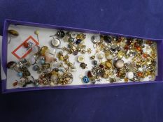 Tray of 9ct yellow gold and other stud earrings to include knot design, pearl, amethyst and turquois