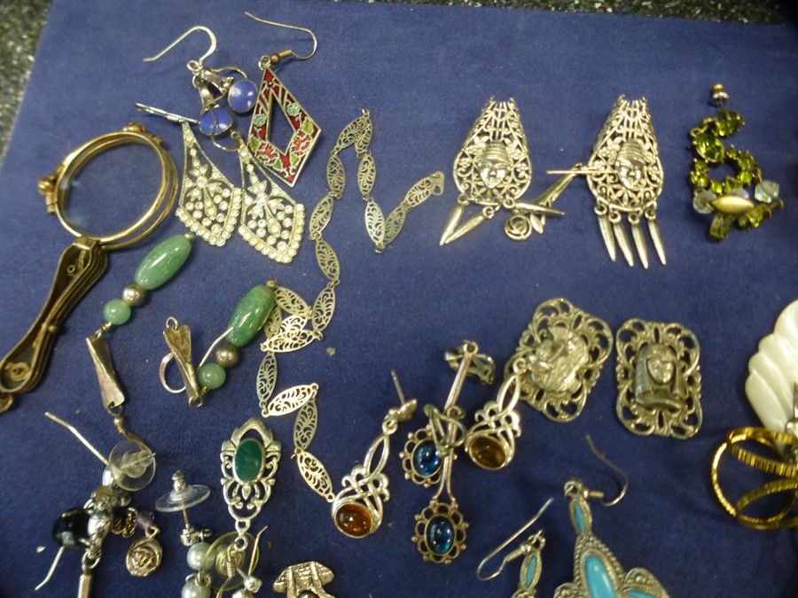 Tray of mainly silver costume jewellery including Indian silver bracelets, locket, filligree bracele - Image 2 of 3