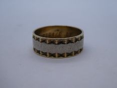 9ct bi-colour gold wedding band, size T, weight approx 4.3g, marked 375